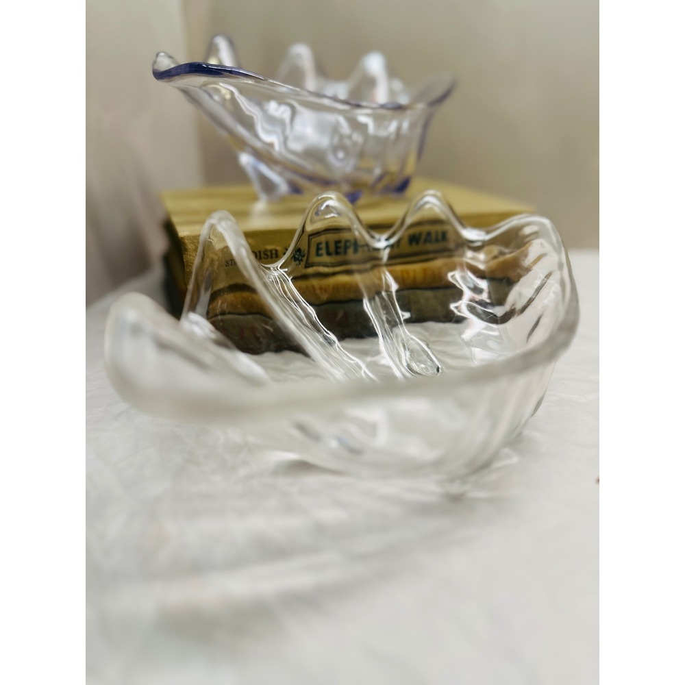 Vintage Clear Lucite Clam Shell Bowls Set of 2 Scalloped Coastal Footed Dishes - Picture 3 of 6